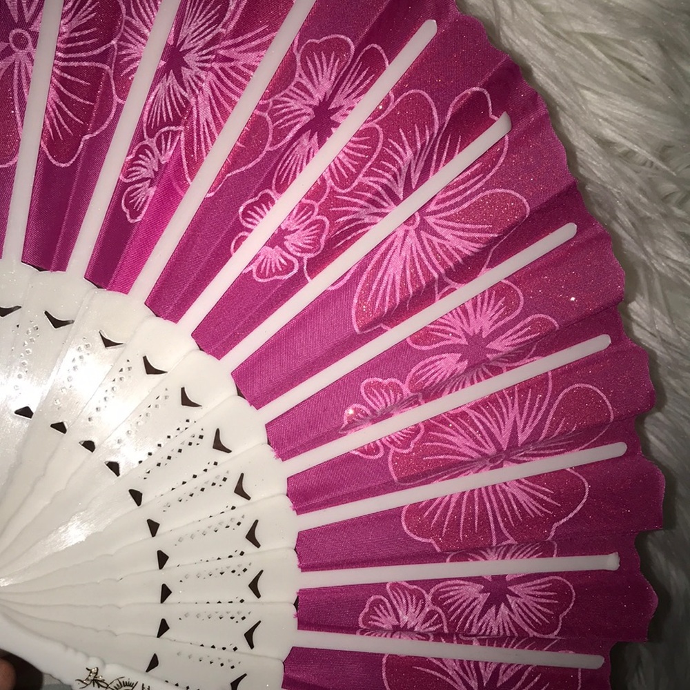 Pretty Fan - Picture 3 of 3